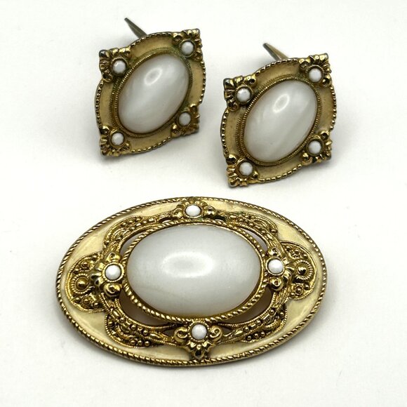 Vintage 1928 Brooch Clip On Earrings Set Faux Moonstone & Pearl Gold Tone - Picture 12 of 12